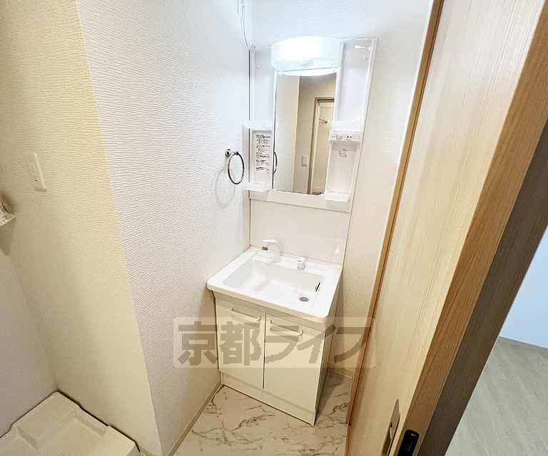 洗面設備　収納もたっぷりある洗面台です。