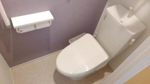 トイレ　落ち着いた色調のトイレです