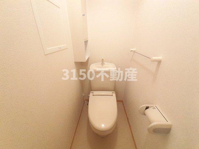 トイレ　落ち着いた色調のトイレです