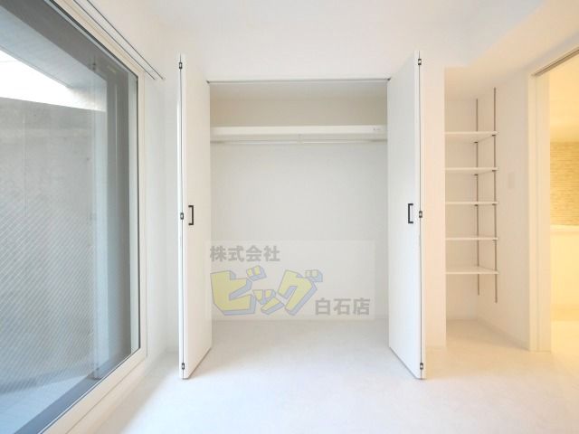 収納　壁一面のクローゼットたっぷりのお部屋です♪