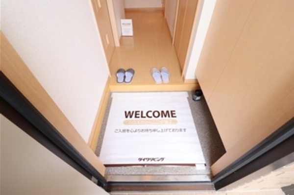 玄関　同建物別部屋写真