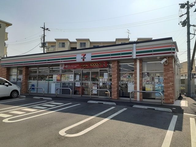 コンビニ　セブンイレブン東石岡４丁目店（コンビニ）まで262m