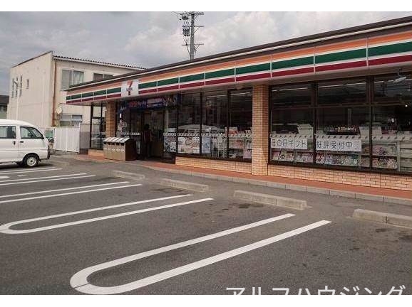コンビニ　セブンイレブン（コンビニ）まで196m