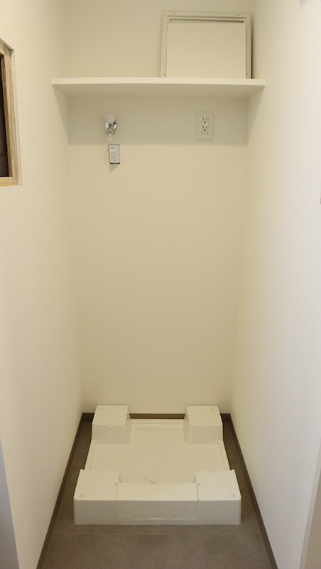 その他　洗濯機置き場の上棚は活用の幅が大きく、個性が出そうですね。