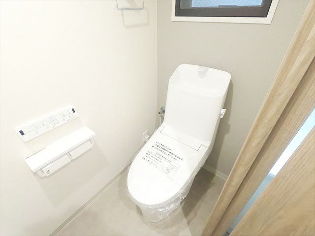 トイレ　窓あり、ウォシュレット付きの綺麗なトイレ