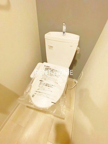 トイレ　温水洗浄付き便座です。