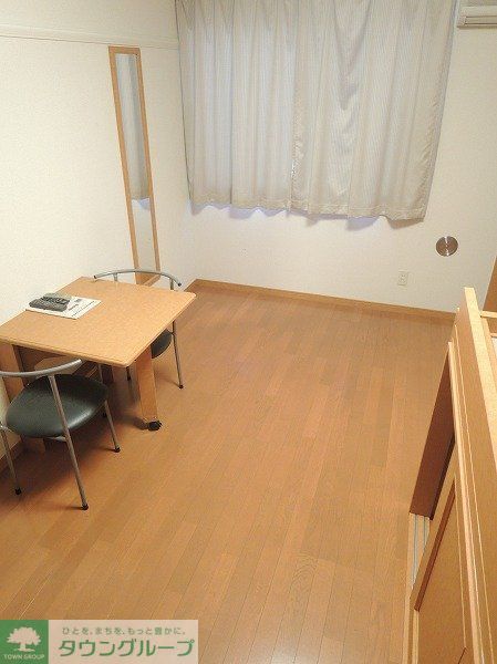 その他部屋・スペース　備え付けのテーブルは折りたたみ可能