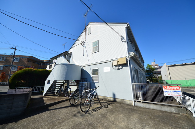 建物外観　★程よい緑に囲まれた、居心地の良い物件です★
