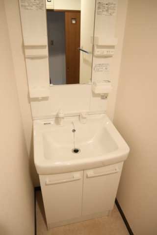 洗面設備　ゆったりとスペースのある洗面所