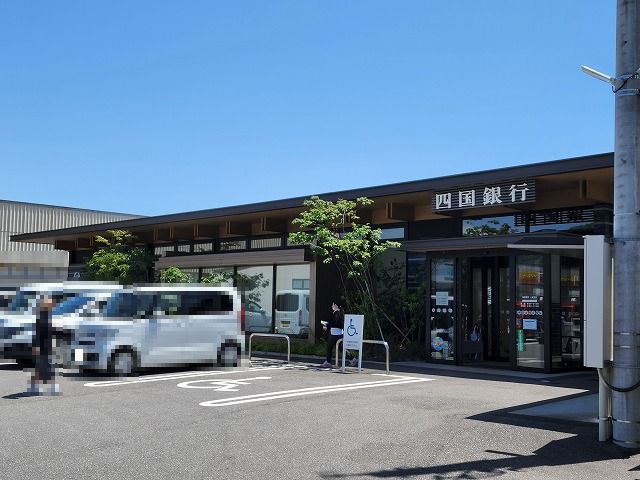 銀行　四国銀行一宮支店（銀行）まで348m