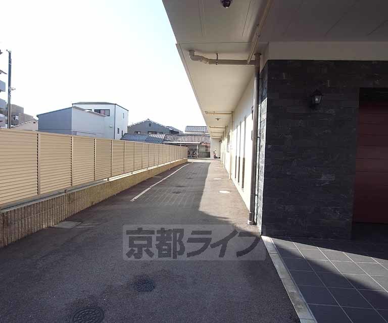 その他共有部分　駐車場・駐輪場への入り口です。