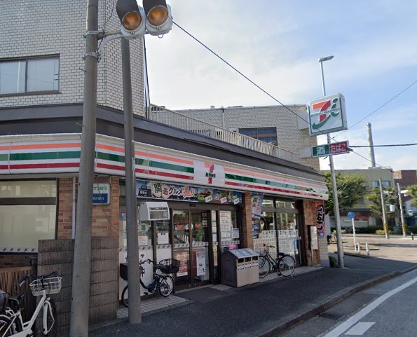 コンビニ　セブンイレブン（コンビニ）まで658m