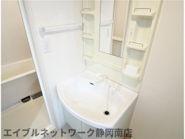 洗面設備　脱衣スペースもあります