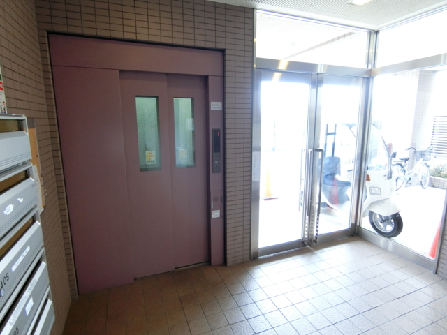 エントランス　エレベーターがございます。