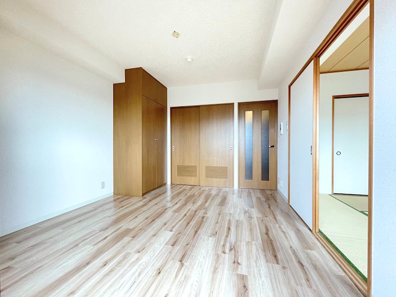 居室・リビング　キッチンとつながる洋室です