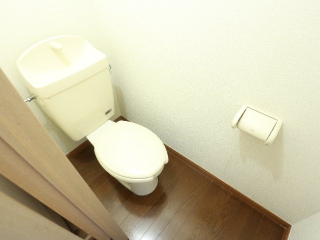トイレ　落ち着いた色調のトイレです