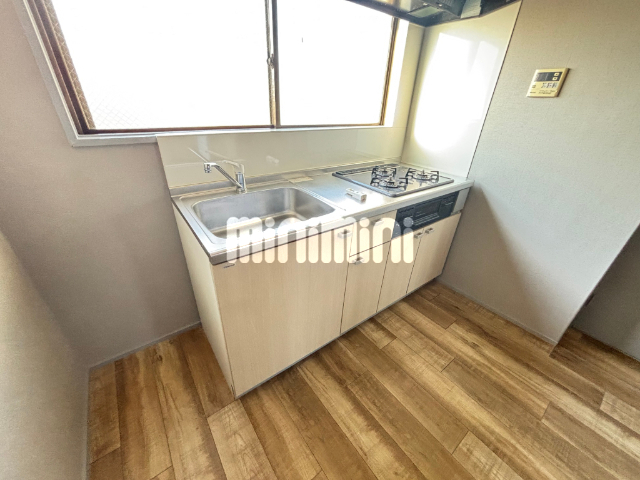 キッチン　３口コンロ付きで調理スペースも充実です。
