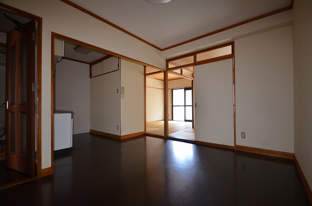 居室・リビング　※同建物別号室の写真です