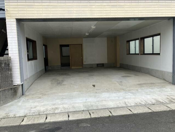 駐車場　広い車庫があります。
