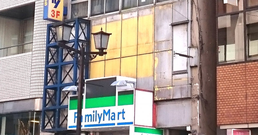 コンビニ　ファミリーマート渋谷本町一丁目店（コンビニ）まで79m