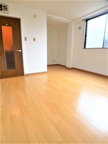 居室・リビング　※他号室の写真です。