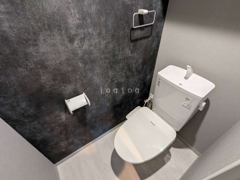 トイレ　嬉しい温水洗浄便座付きのトイレです。