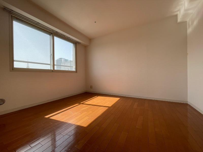 その他部屋・スペース　寝室はこちらです。光が差し込む、温かみのあるお部屋です。
