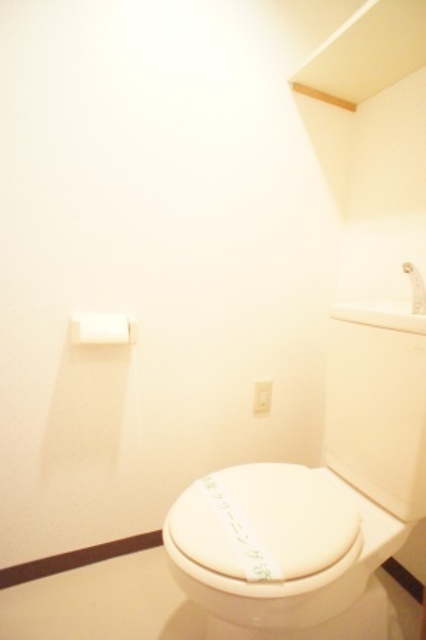 トイレ　清潔感のあるトイレです♪上部に収納スペースもあります！