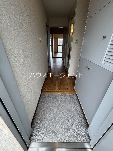 玄関　玄関スペース、大きな下駄箱があります。