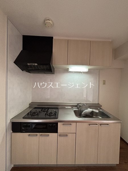 キッチン　2口ガスコンロ設置可能。都市ガスです。