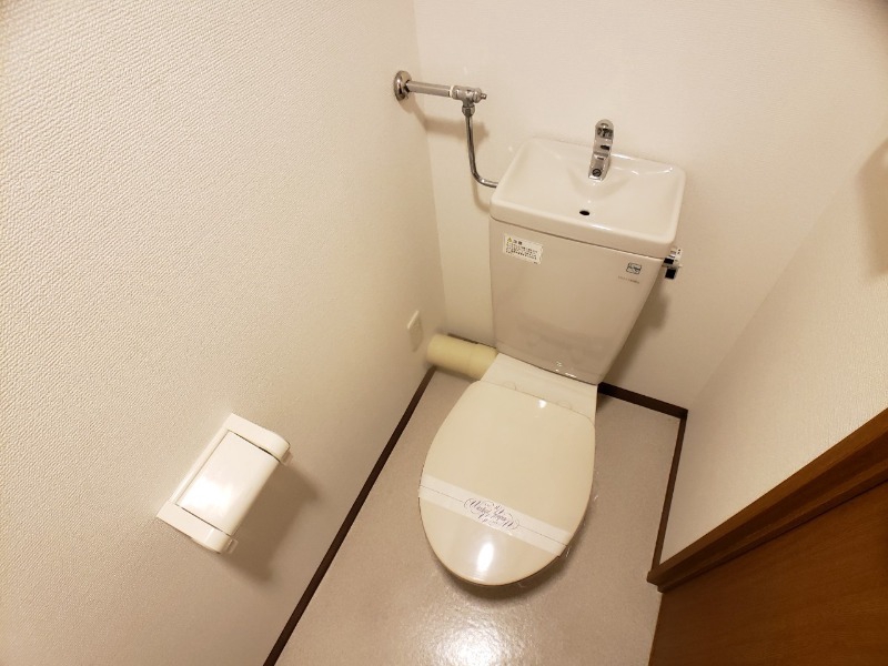 トイレ　こちらはトイレです。清潔感があり、安心して使用できます。