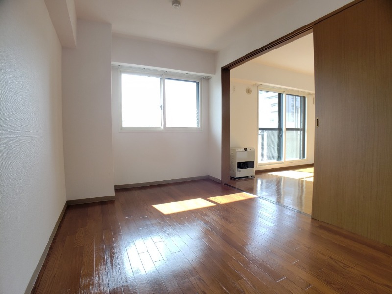 その他部屋・スペース　寝室はこちらです。光が差し込む、温かみのあるお部屋です。