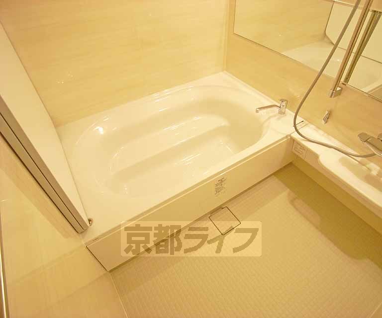 バス・シャワールーム　浴室も広く滑りにくい床です。