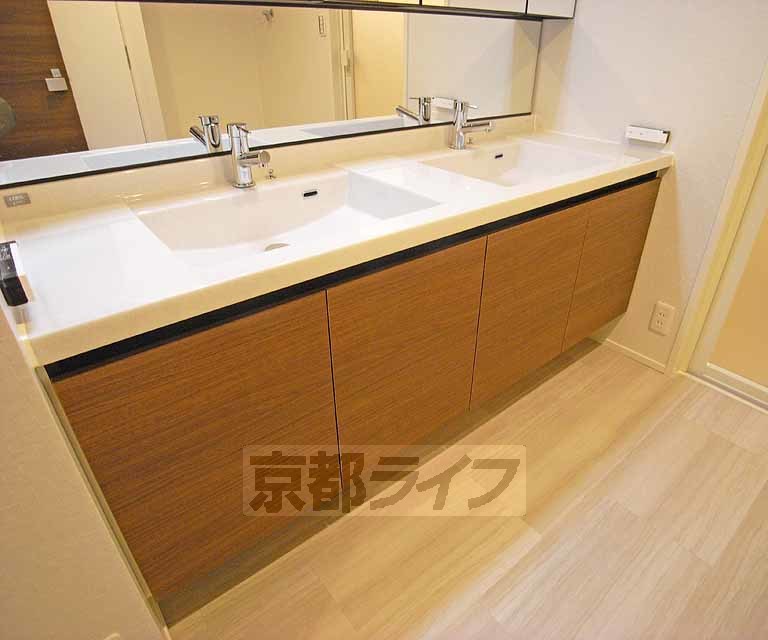 洗面設備　洗面台も２つあります。