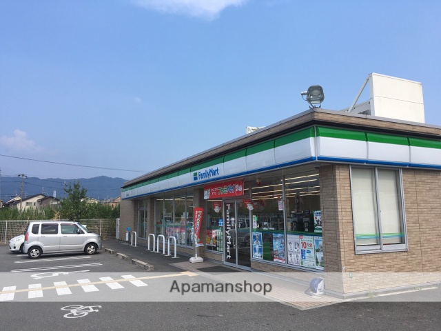 コンビニ　ファミリーマート（コンビニ）まで697m