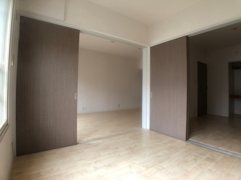 その他部屋・スペース　寝室はこちらです。光が差し込む、温かみのあるお部屋です。