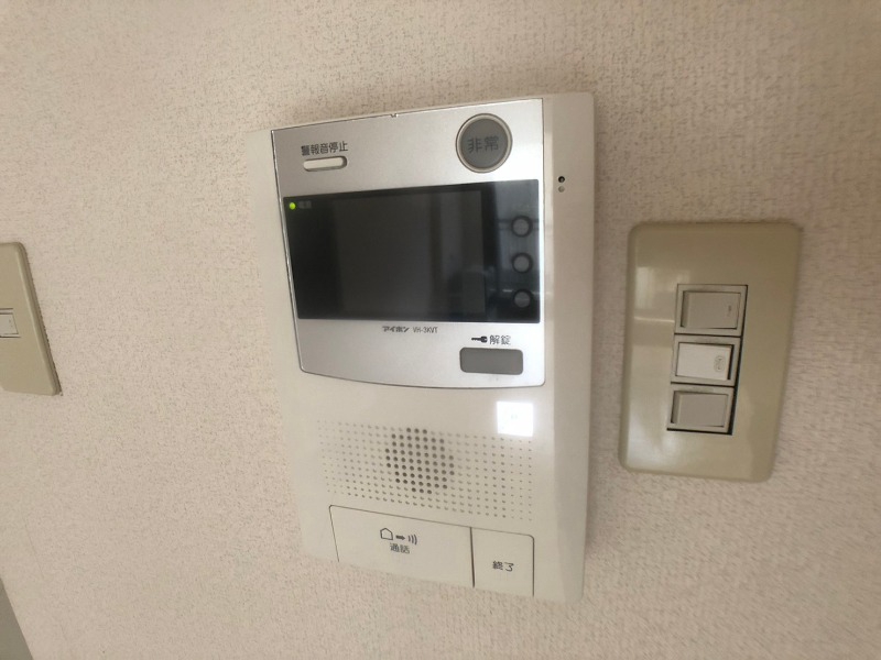セキュリティ　ＴＶモニター付インターホンです。来客者の顔が見えるので安心！