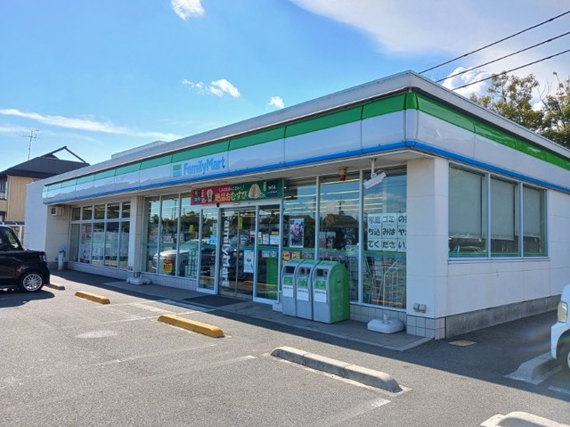 コンビニ　ファミリーマートさん（コンビニ）まで300m