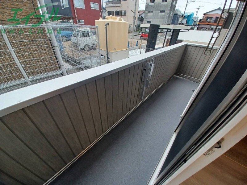 バルコニー　同建物別部屋写真です