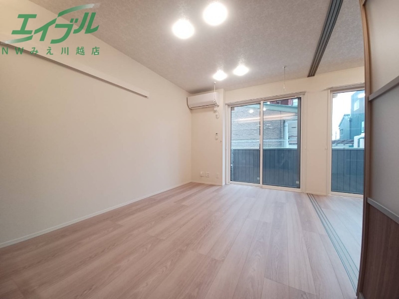 居室・リビング　同建物別部屋写真です