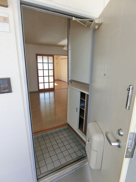 玄関　☆玄関横には仕切りがあります