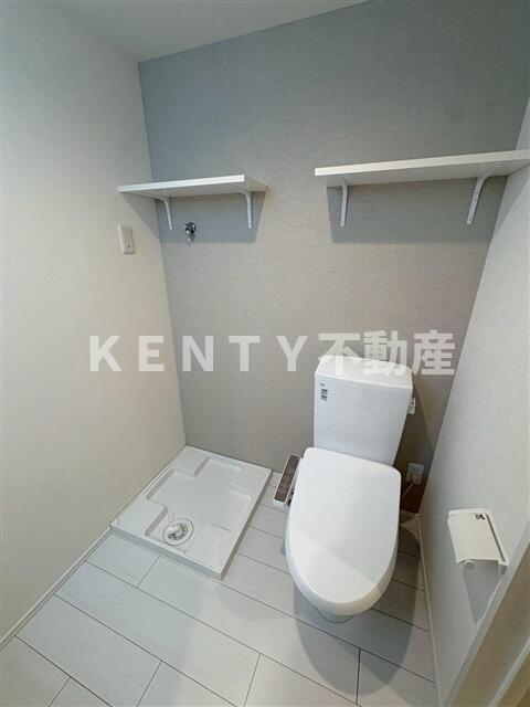 トイレ　落ち着いた色調のトイレです