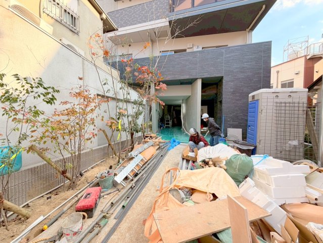 エントランス　オシャレなエントランスは安心のオートロック付きです。
