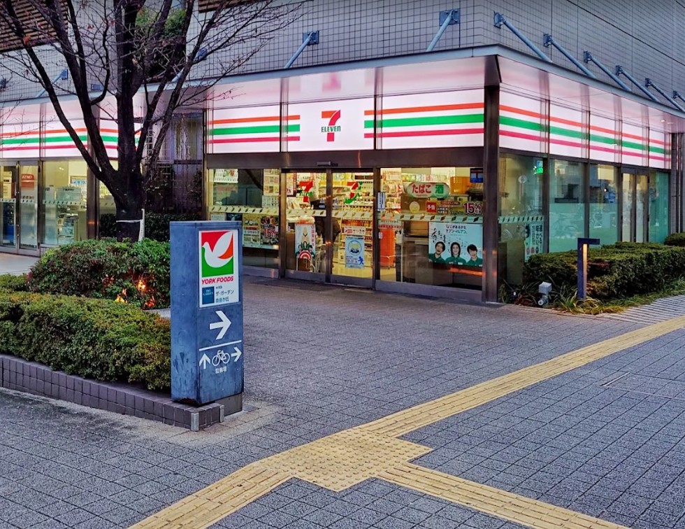 コンビニ　セブンイレブン新宿富久町店（コンビニ）まで185m