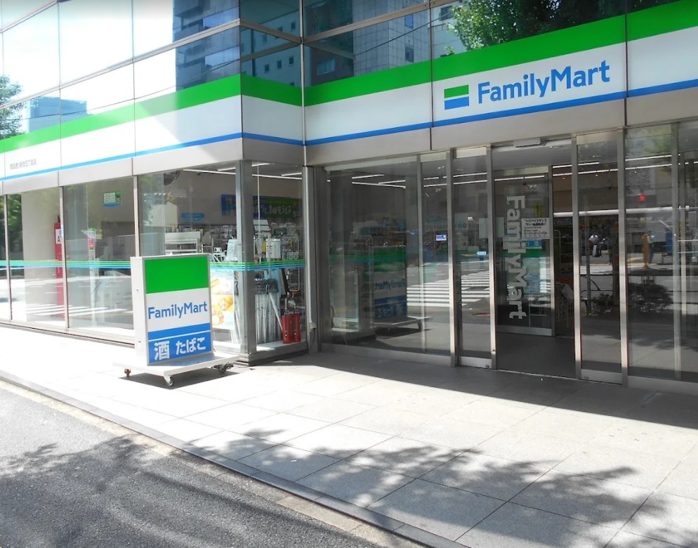 コンビニ　ファミリーマート靖国通り新宿五丁目店（コンビニ）まで337m