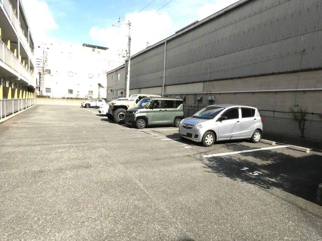 駐車場　駐車場枠15台有ります！空き確認はお問い合わせください☆