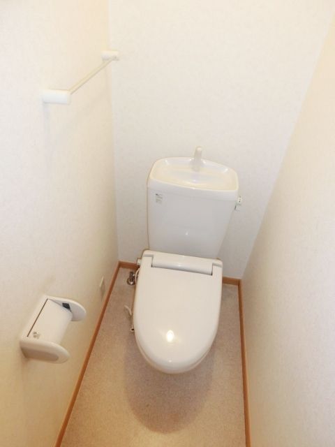トイレ　暖房便座ついてます