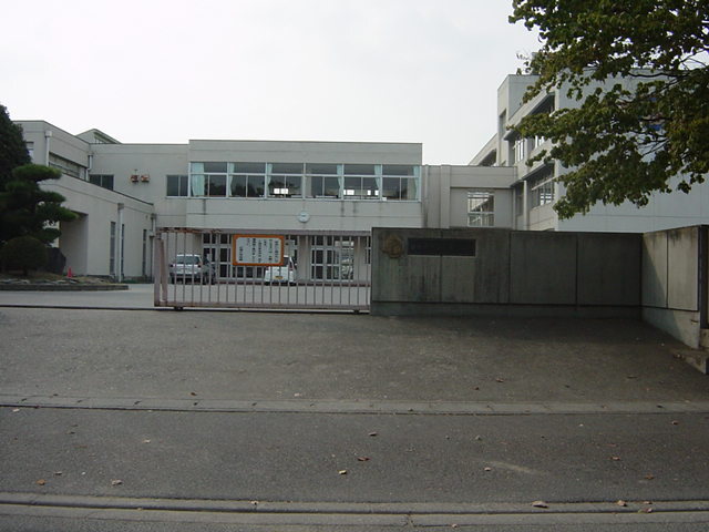 小学校　伊勢崎市立広瀬小学校（小学校）まで631m