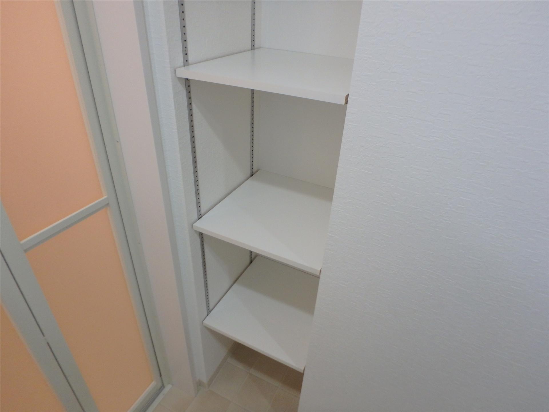 その他　バスタオルなどが置ける棚付きです