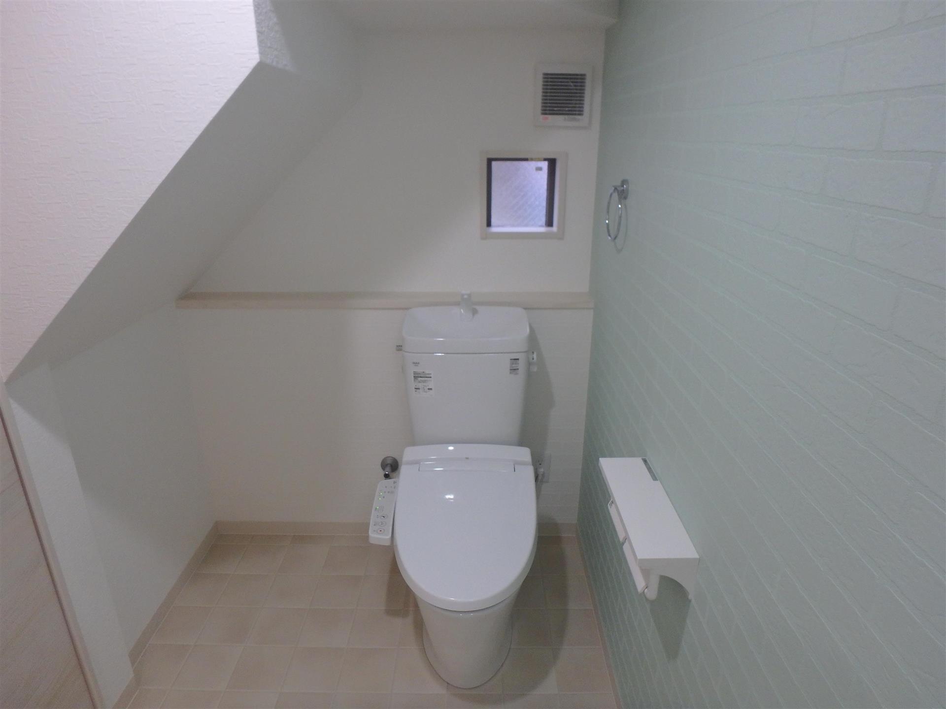 トイレ　小物が置けるトイレットペーパーホルダー付きです